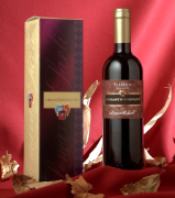Descubre el &nbsp;Gusto del vino Italiano con vinos tinto Primitivo Latias, Imperium Chardonnay, Negroamaro, Irenico Salice Salentino, Bocciolo Novello, Solice Rosato, Partemio Malvasia Bianca... Lomazzi & Sarli siembra, cosecha la uva propia en nuestro vi�edos ubicados en Latiano Brindisi (Puglia) con 108 hectareas (1.080.000 m2) y mas de 5000 - 6000 plantas de uva por hectarea... Cada estacion estudiamos y seleccionamos las mejores uvas para servir a la Distribucion Mundial de Vinos de Alta Calidad